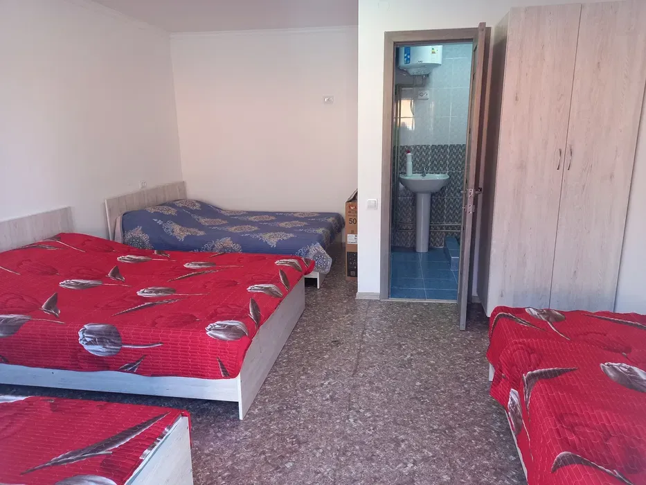 Екі кереуеті бар кең бөлме және ванна