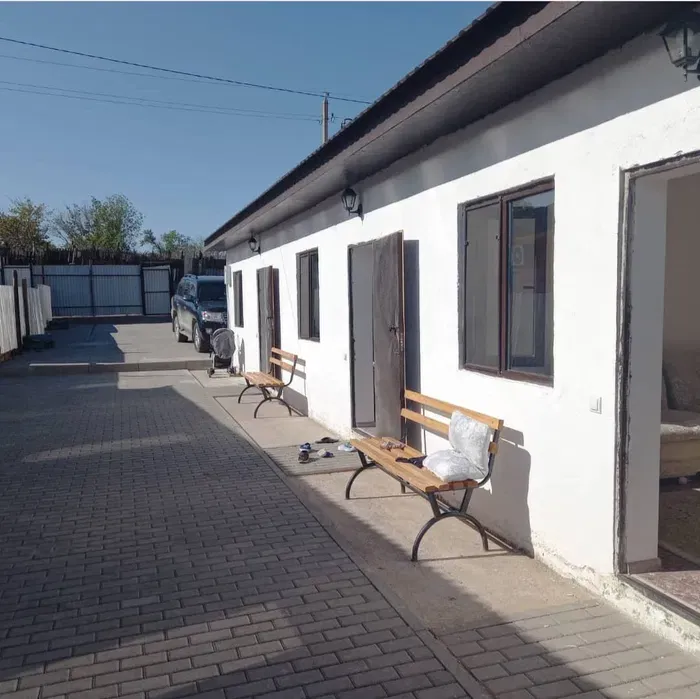 Демеушілік скамейкалармен үйге кіру