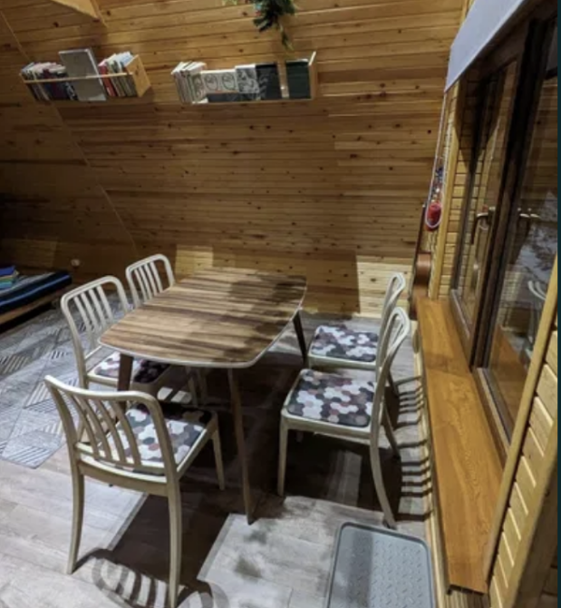 Терезелері мен жайлы дизайны бар асханалық аймақ