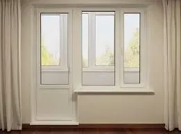 Окно с тремя створками и подоконником