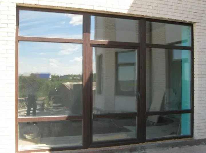 Большие стеклянные двери в здании