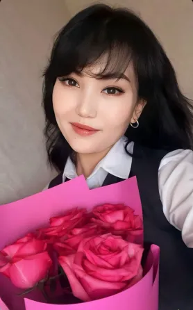 Фото девушки с розами на фоне