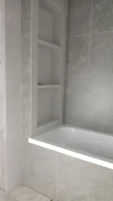 Ваннадағы сақтау сөресі сұр плитка және ваннамен