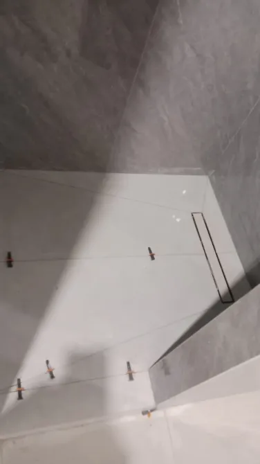 Душтық бұрыш сұр плиткамен және жасырулы дренажбен