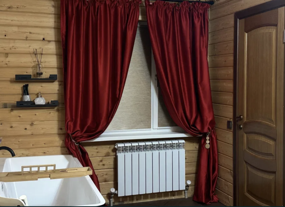 Жуынатын бөлмесі мен қызыл перделері бар жайлы бұрыш