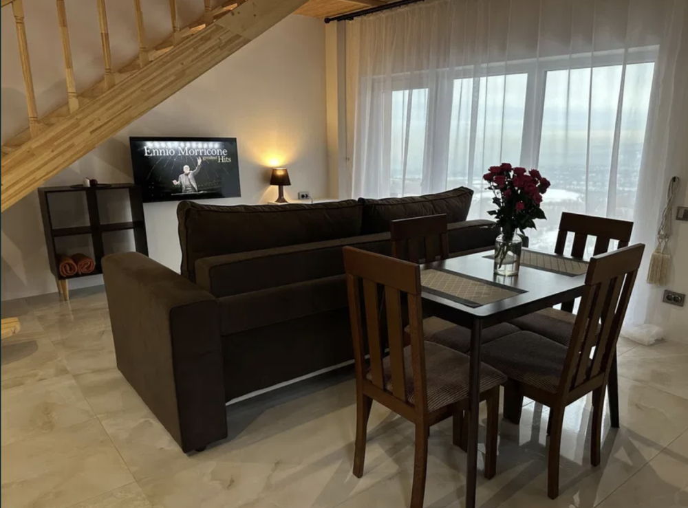 Уютты қонақ бөлме диван, үстел және теледидармен