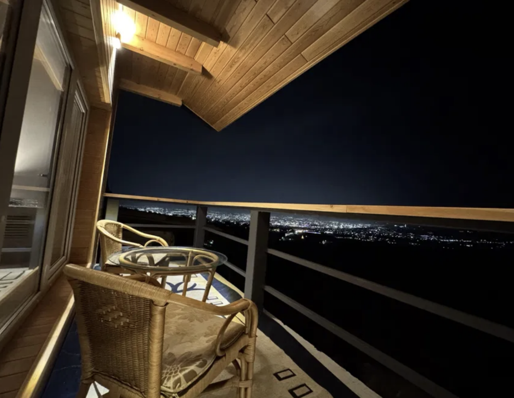 Балконыңыздан қаладағы түнгі көрініс ашылады