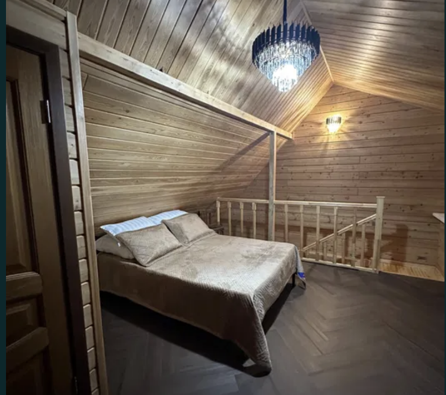 Люстрамен жабдықталған кең жатын бөлме