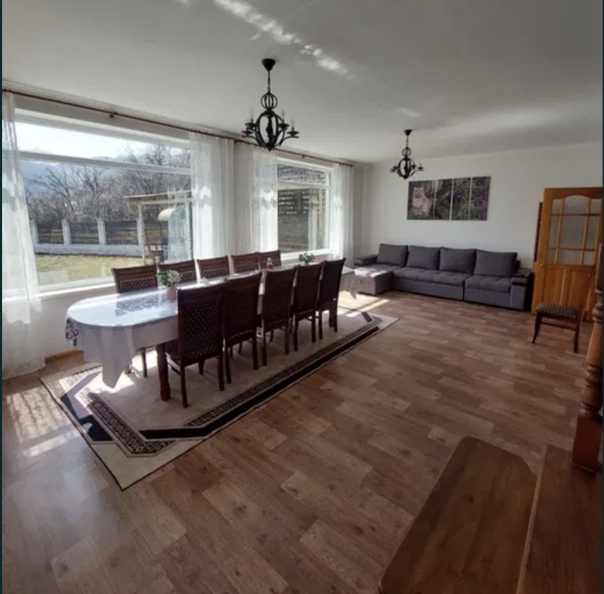 Светлое помещение с обеденным столом и диваном