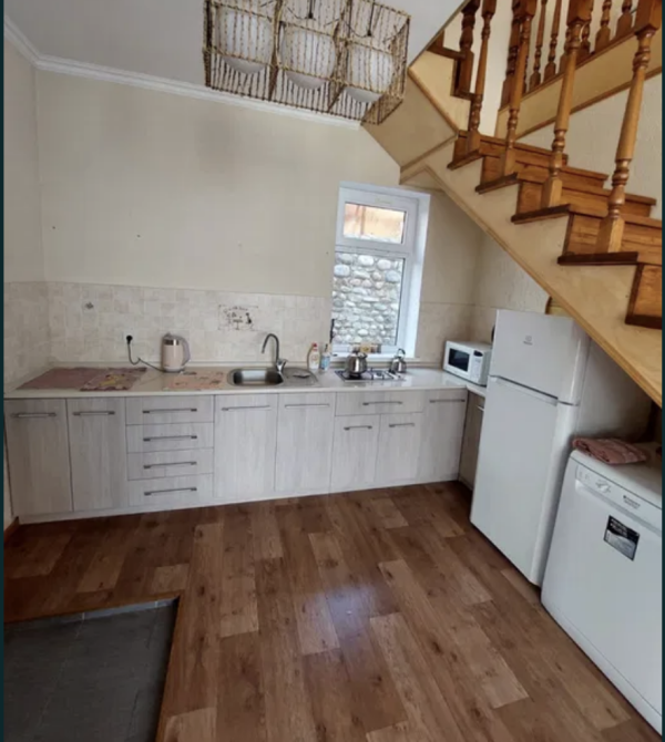 Современная кухня с бытовой техникой