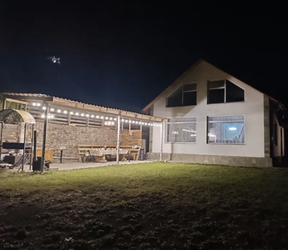 Ночной вид на загородный дом с террасой