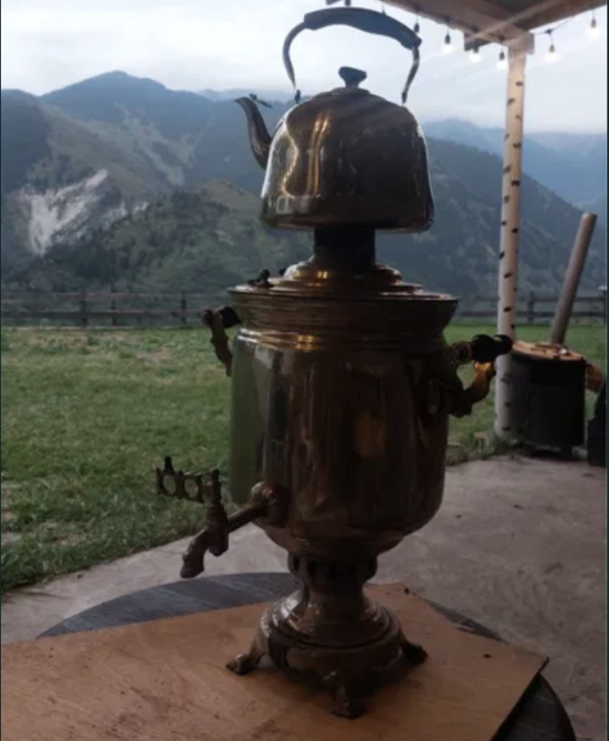 Старинный самовар на фоне гор