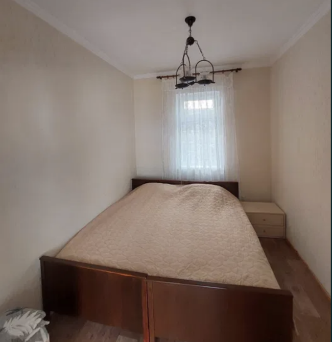 Уютная спальня с двуспальной кроватью