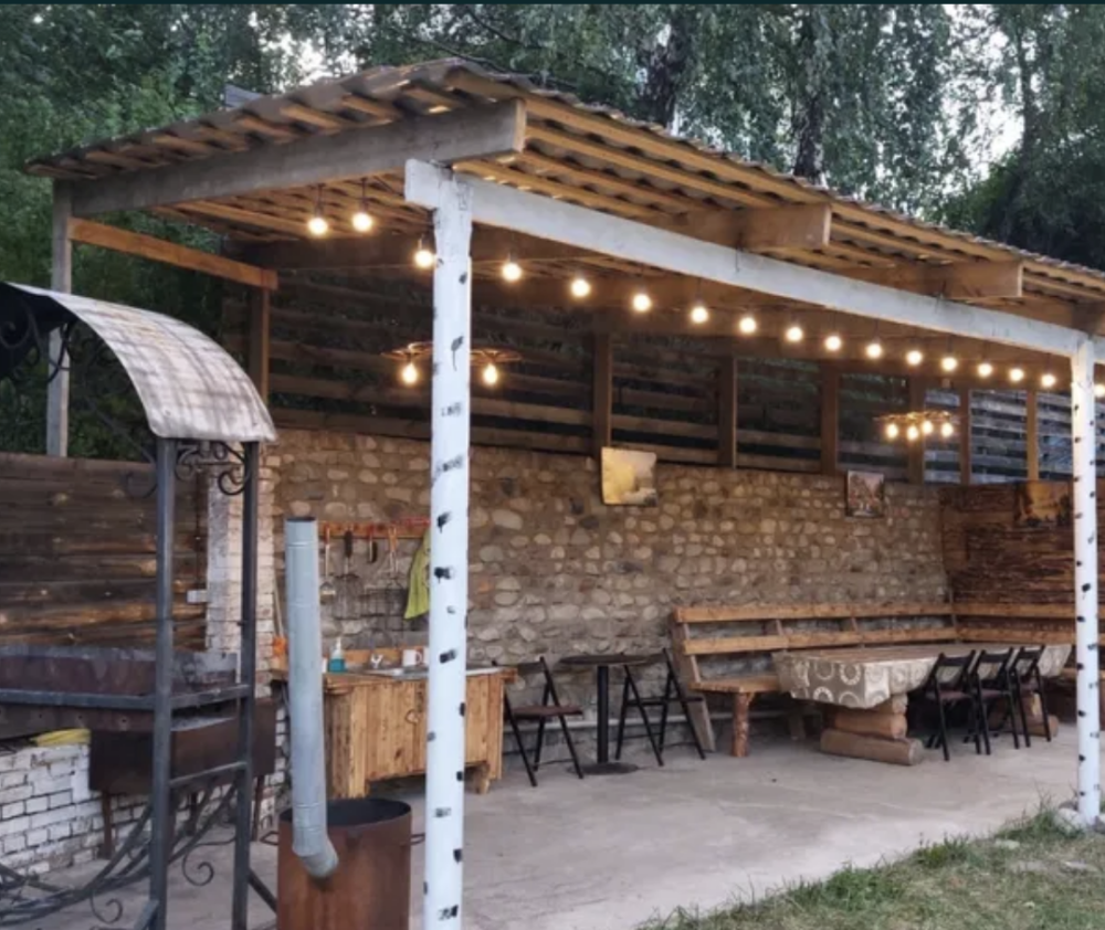 Уютная беседка с освещением и зоной для отдыха