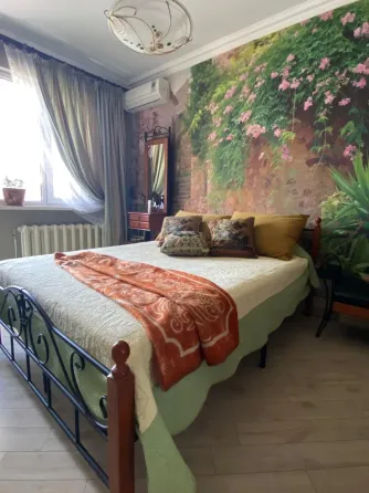 Современная кухня с белой мебелью и светильником