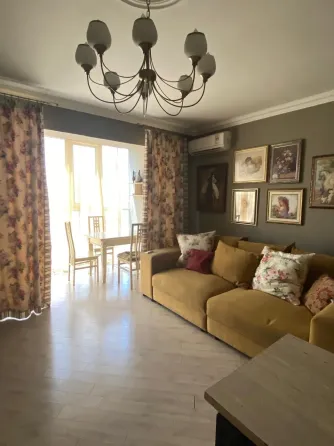 Современная кухня с белой мебелью и светильником