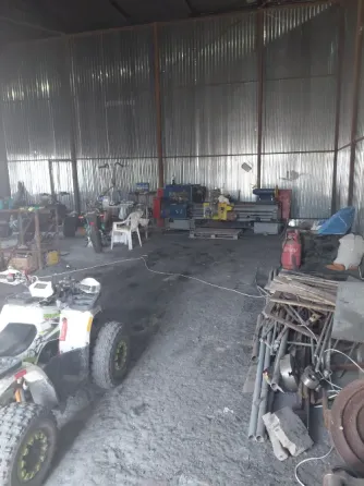 Промышленное помещение с высоким потолком и многоуровневыми стенами