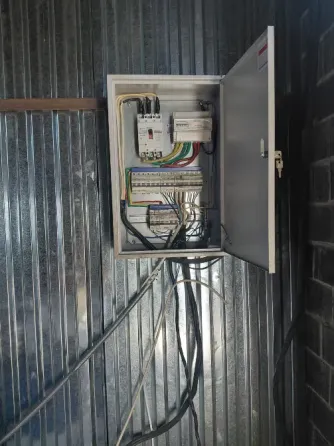 Промышленное помещение с высоким потолком и многоуровневыми стенами