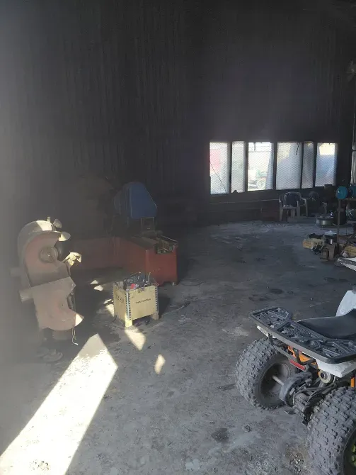 Пустое пространство с окнами и различными предметами