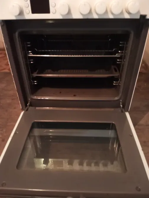 Внутреннее пространство духового шкафа с поддонами