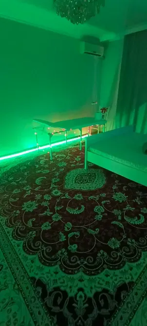 Зеленый свет в комнате с ковром и мебелью