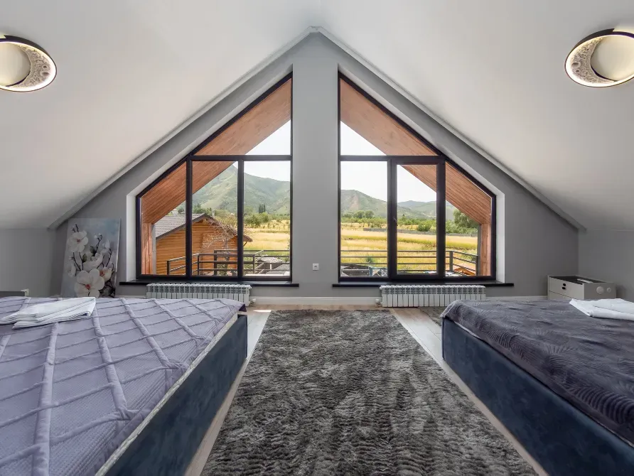 Просторная комната с окнами, выходящими на живописный ландшафт