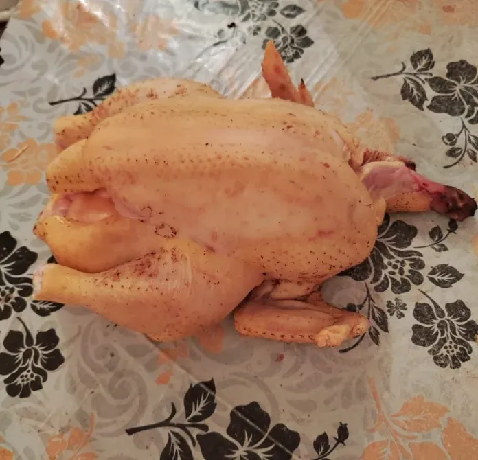 Курица, лежащая на скатерти с цветным узором