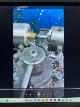 Процесс обработки металла на токарном станке с выделением стружки