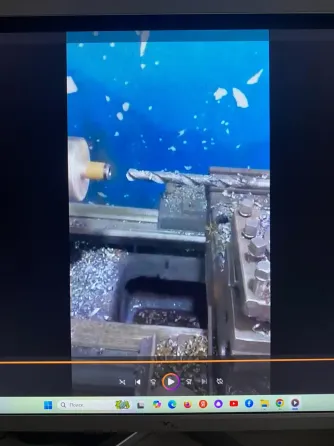 Процесс обработки металла на токарном станке с выделением стружки