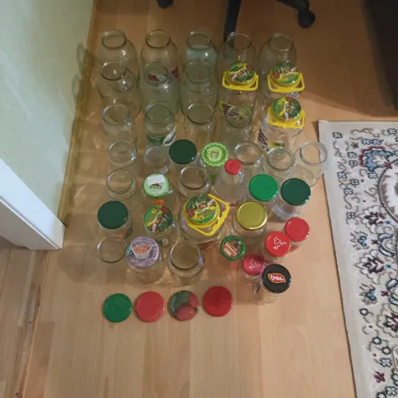 Стеклянды банкілер, қақпақтармен, кілемнің жанында еденде ұйымдастырылған.