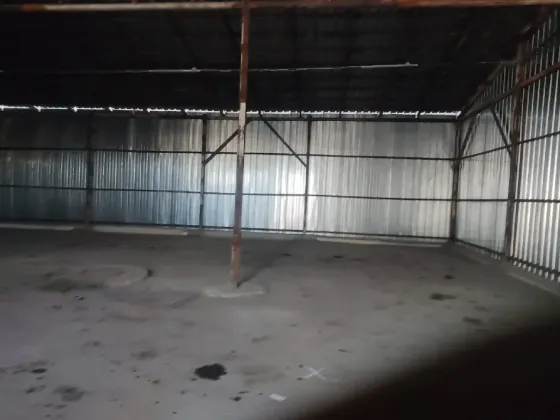 Промышленное здание с металлической отделкой на улице