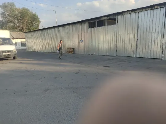 Промышленное здание с металлической отделкой на улице