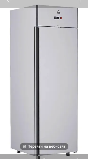 Заманауи металл тоңазытқышы, бір есікті және электронды дисплейімен, ашық түстерде жасалған.