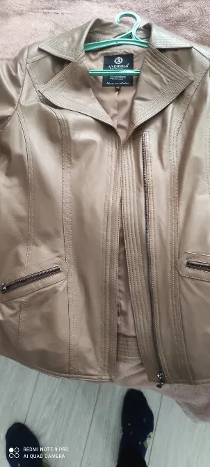 кожаная куртка коричневого цвета с молнией и карманами