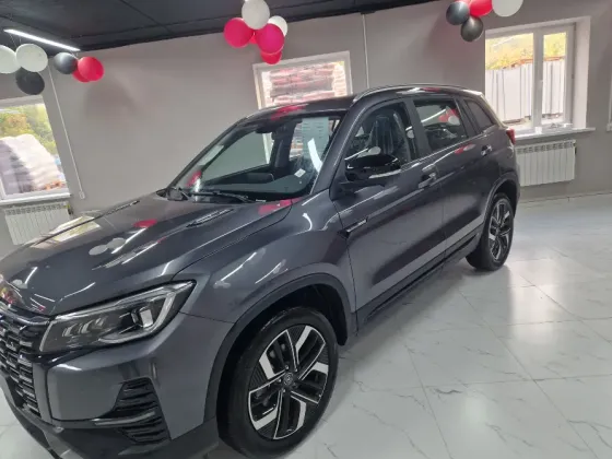 Красивый новый автомобиль с большим красным бантом, установленный в салоне с воздушными шарами