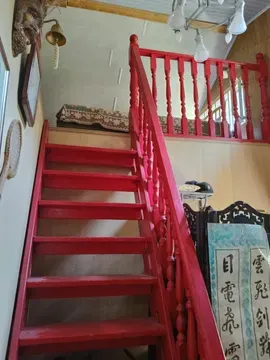 Қызыл қоршаумен үйге апаратын баспалдақ