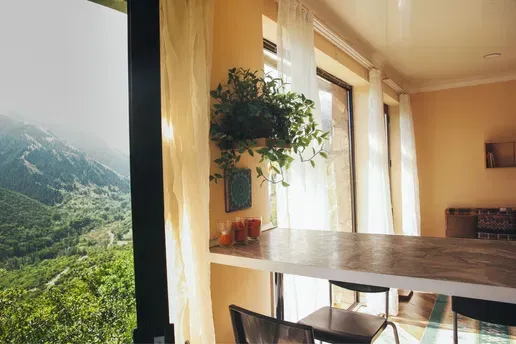 Современный интерьер квартиры с кухней и обеденной зоной, светлые тона, деревянный пол