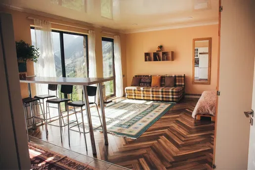 Современный интерьер квартиры с кухней и обеденной зоной, светлые тона, деревянный пол