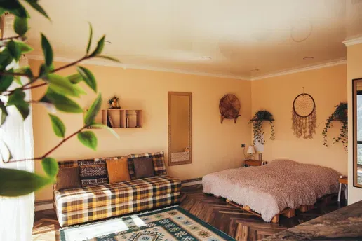 Современный интерьер квартиры с кухней и обеденной зоной, светлые тона, деревянный пол