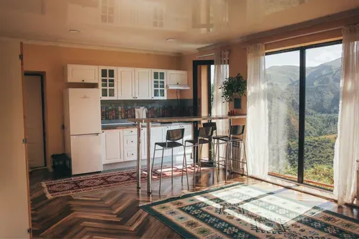 Современный интерьер квартиры с кухней и обеденной зоной, светлые тона, деревянный пол