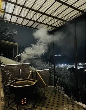 Кухня на улице с большой рабочей поверхностью и печью