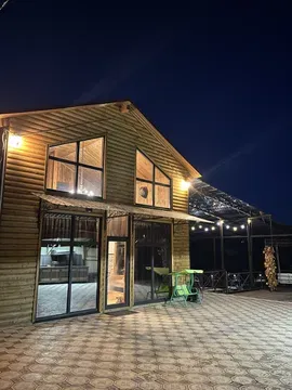 Кухня на улице с большой рабочей поверхностью и печью