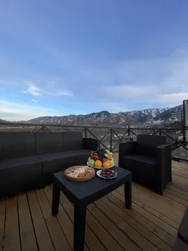 Кухня на улице с большой рабочей поверхностью и печью