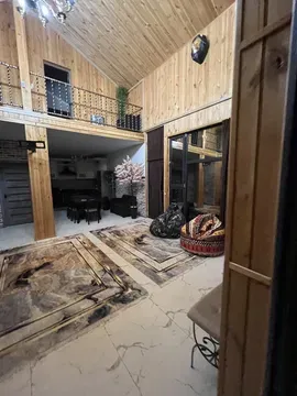 Кухня на улице с большой рабочей поверхностью и печью