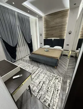 Современный дом с бассейном и освещением на фоне ночного неба