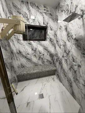 Современный дом с бассейном и освещением на фоне ночного неба