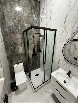 Современная ванная комната с душевой и сантехникой