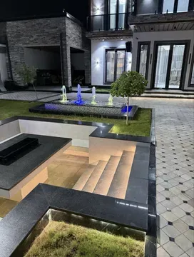 Фонтаны и красиво оформленный ландшафт участка