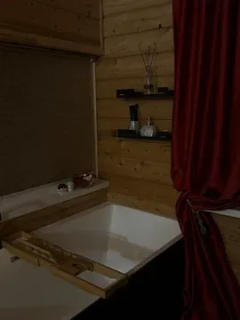 Бассейн на фоне пейзажа с небом