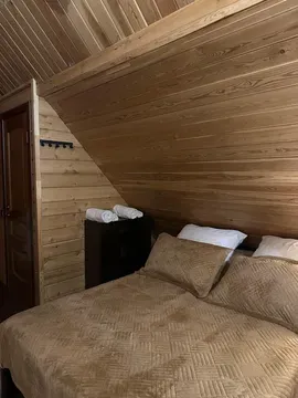 Бассейн на фоне пейзажа с небом